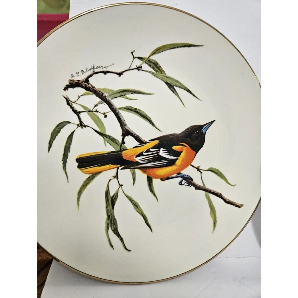 Vintage Avon North American Songbird Special Edition 3 Plate Set 10.5 Inches.